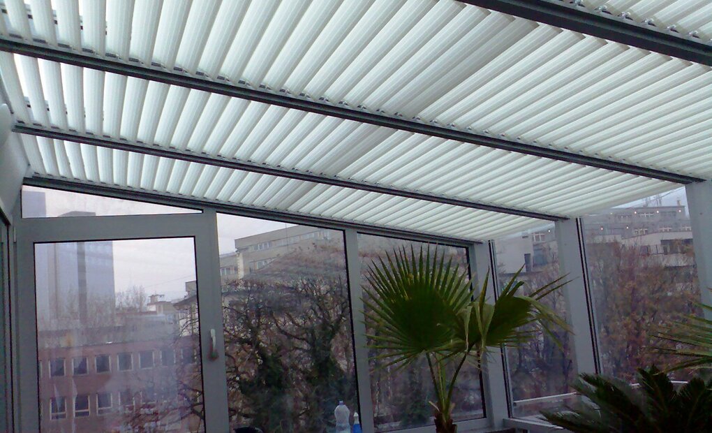 K-SYSTEM schräg stehende vertikal Lamellen-Vorhang Decomatic® Wien