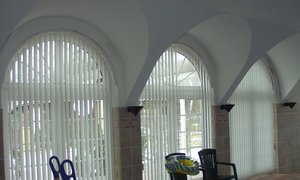 K-SYSTEM gebogene vertikal Lamellen-Vorhang Decomatic® Wien