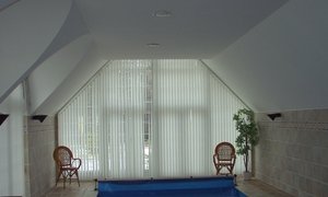 K-SYSTEM schräg stehende vertikal Lamellen-Vorhang Decomatic® Wien